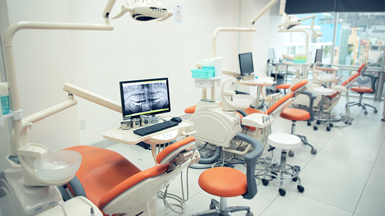Phòng nha được trang bị đầy đủ máy móc hiện đại tại Rich Dental